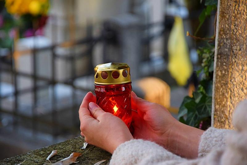 Egy tragikus baleset következtében életét vesztette egy 21 éves fiatalember, miközben barátnőjével sétált. Az eset során a sofőr, aki súlyosan ittas állapotban volt, halálos kimenetelű gázolást okozott.