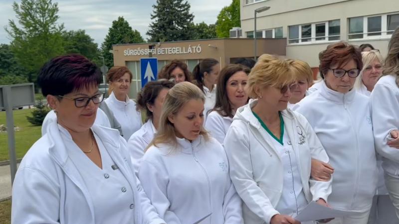 Különleges pillanatokat örökített meg egy videó, amelyben az ajkai kórház munkatársai szívhez szóló szerenáddal köszöntik az ápolók világnapját. Az esemény hangulata és az érzelmek mindenkit magával ragadnak, miközben a hősies ápolók munkáját ünneplik.