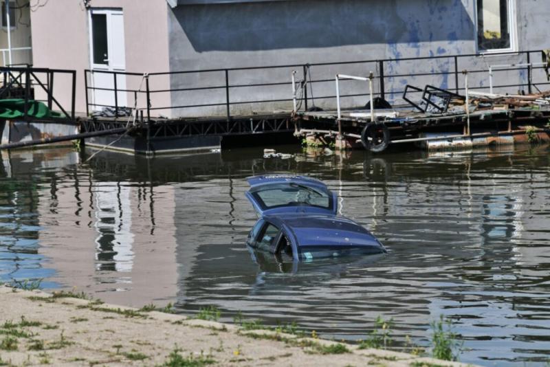 A kezdő sofőr hátramenet helyett véletlenül első sebességbe kapcsolt, és így a pár a folyóban találta magát.