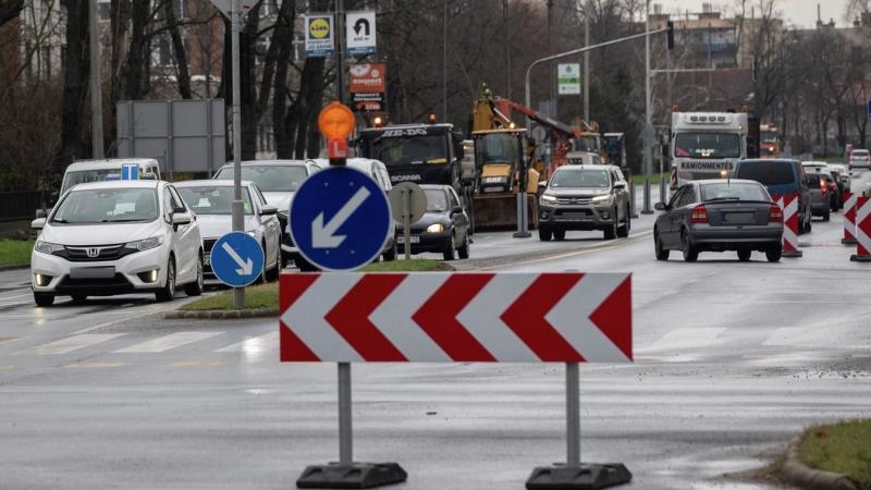 Debrecen egyik frekventált csomópontján újabb átalakításra kerül sor, amely várhatóan jelentős hatással lesz a közlekedésre.
