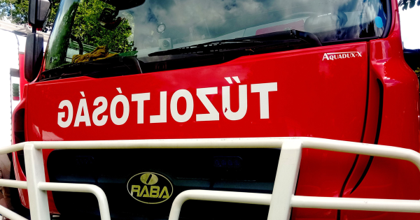 Lángra kapott a jármű: Isaszegen, a tűz teljesen elborította a kocsit.