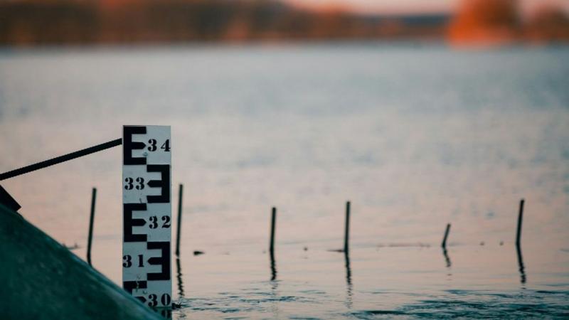 A Balaton vízszintjének alakulása izgalmas folyamat, amely számos tényezőtől függ. Az időjárás, az esőzések és a hőmérséklet változása mind hatással vannak a tó vízszintjére. A tavaszi hónapokban a hóolvadás és az esőzések gyakran megemelik a vízszintet, 