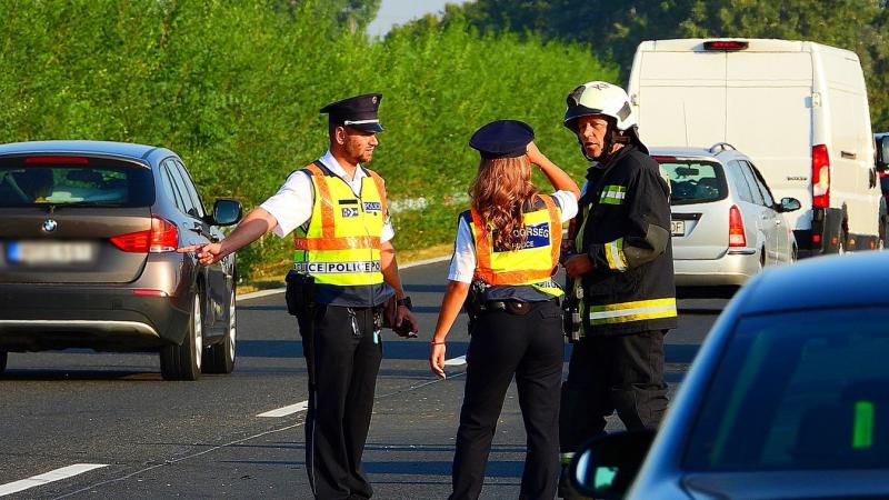 Izgalmas és veszélyes pillanatok egy autópályán: a sofőr fáradtsága tragikus következményekkel járt, hiszen elaludt a volán mögött, ezzel családja életét is kockára tette. Ráadásul egy másik jármű is lángra kapott az incidens következtében – nézd meg a ga