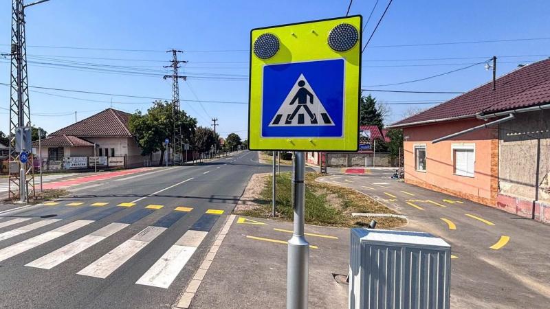 Mezőtúron villogó táblák gondoskodnak a gyalogosok és kerékpárosok biztonságáról. Ezek a figyelemfelkeltő jelzések segítenek abban, hogy az autósok észrevegyék a gyalogos forgalmat, így mindenki nyugodtabban közlekedhet az utcákon.