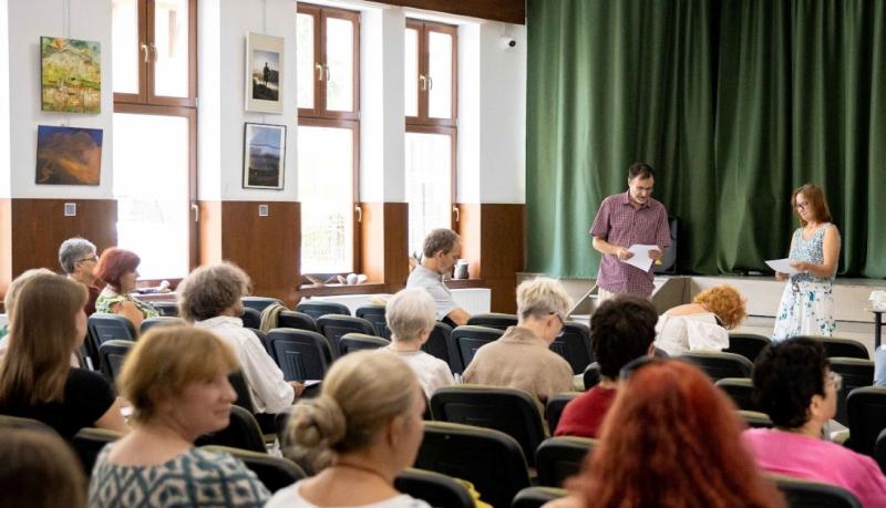 Művészeti alkotások a különleges helyszínről, ahol a nap kétszer hajnalodik.