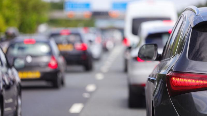 Jelentős forgalmi zűrzavar tapasztalható az M5-ös autópályán Kecskemét közelében, ahol több kilométeres torlódás alakult ki. A járművek szinte megálltak, így érdemes körültekintően tervezni az utazást.
