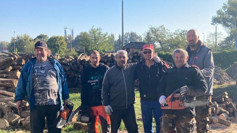 Szociális tűzifa igénylése és feldolgozása - önkéntesek támogatták a közösséget Fejér megyében.