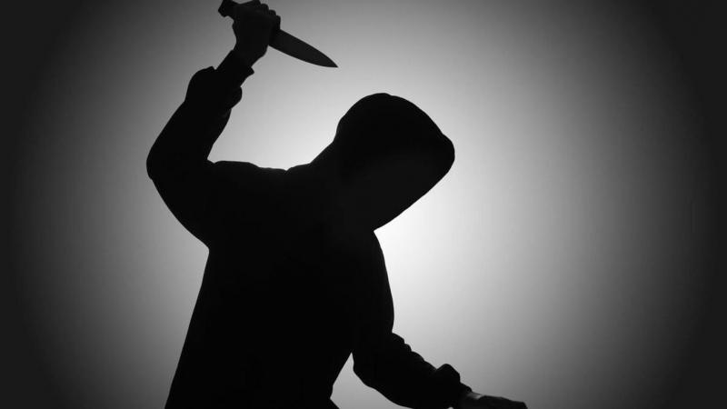 Egy tapolcai férfi egy 19 centiméteres késsel próbálta megölni szomszédját, miután úgy érezte, hogy az elcsábította feleségét.