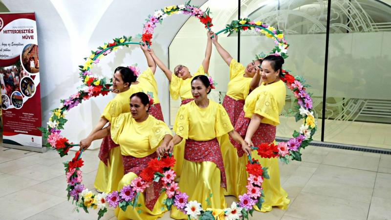 A két napon át zajló missziós esemény miséjén varázslatos, egzotikus dallamok áradata tölti meg a Fogadalmi templom szent falait - galériával fűszerezve.