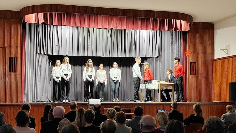 Bátaszéken egyedülálló méltósággal idéztük fel az 1956-os forradalom hőseinek emlékét. Az esemény során a közösség összegyűlt, hogy tiszteletét fejezze ki azok előtt, akik bátorságukkal és elszántságukkal formálták történelmünket. A rendezvény különleges 