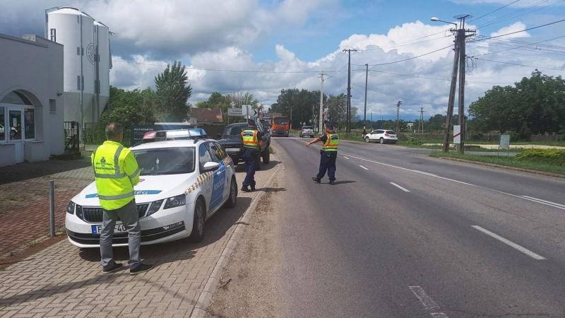 Nyugodtan a volánnál: Mit tegyél, ha a rendőr villogóval megállít?