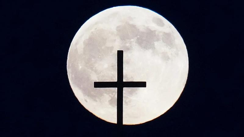 A közelgő szuperhold különlegessége abban rejlik, hogy a Hold ebben az időszakban a Földhöz legközelebbi pontján tartózkodik, ami lenyűgöző látványt nyújt. Ekkor a Hold 14%-kal nagyobbnak és 30%-kal fényesebbnek tűnik, mint a szokásos, így a csodálói szám