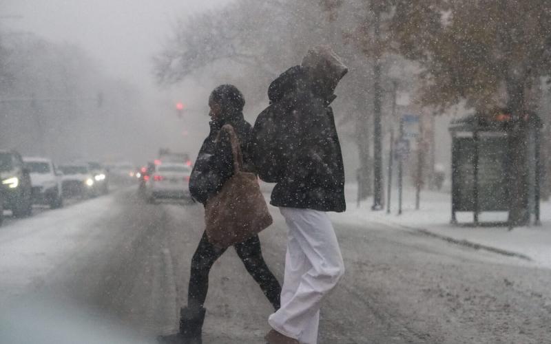 Egy hatalmas vihar zúdul az Egyesült Államok északnyugati partjára, ahol a szél hatalmas erővel süvít, és a heves esőzések, valamint a havazás egyaránt sújtja a térséget. Az időjárás viszontagságai felforgatják a mindennapokat, és a természet ereje ezútta