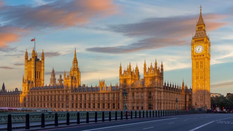 Londonban, a Westminster-hídon egy férfit tragikus módon megkéseltek.