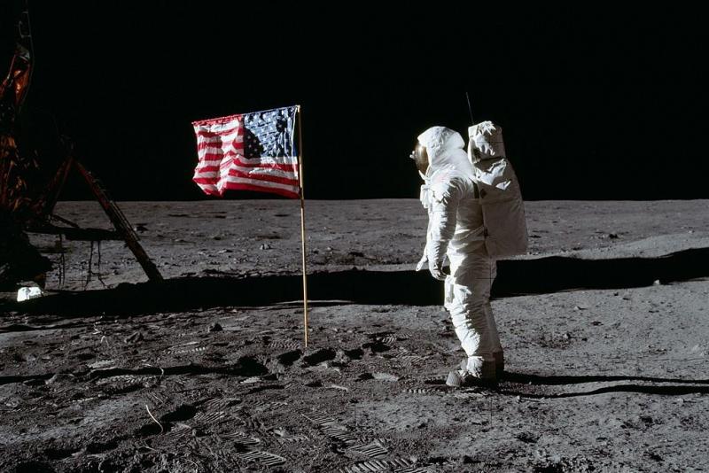 Valóban megtörtént a Holdra szállás, vagy csupán a történelem egyik legnagyobb átverésének vagyunk tanúi? Az 1969-es Apollo 11 küldetés óta sokan vitatják a valóságát, miközben mások a tudományos bizonyítékokra hivatkoznak. Mennyire hihetőek azok a felvét