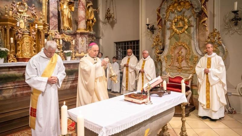 Tihanyban megemlékeztek az apátság védőszentjéről, egy különleges esemény keretében. Az ünnepség során a helyi közösség összegyűlt, hogy tiszteletüket tegyék a szent előtt, aki évszázadok óta őrzi a település szellemi örökségét. Az esemény nemcsak a hagyo