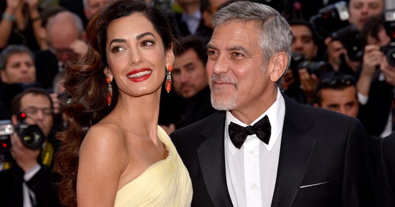 Amal Clooney lenyűgöző megjelenése a végzet asszonyának auraával ragyogott, amikor testhezálló estélyijében lépett a színpadra. A 2024-es év legszebb kreációit bemutató fotósorozatban mindenki elismerését elnyerte, hiszen stílusa és eleganciája páratlan v