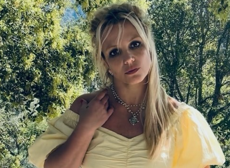 Britney Spears megható pillanatai a karácsonyi ünnepen, amikor végre újra átölelhette fiát, akit hosszú évek óta nem látott. Az öröm könnyei csillogtak a szemében, ahogy együtt ünnepeltek, és megélték ezt a különleges alkalmat.