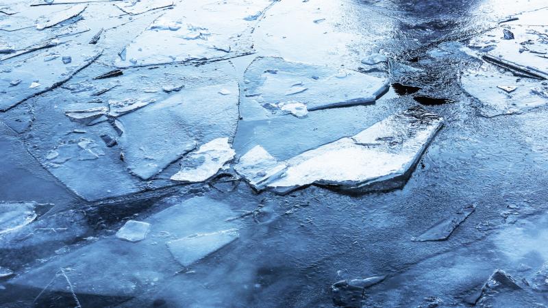 A Duna jege hirtelen beszakadt egy férfi alatt, aki a vízbe zuhant. Járókelők azonnal cselekedtek, és összefogva segítettek a bajbajutotton.