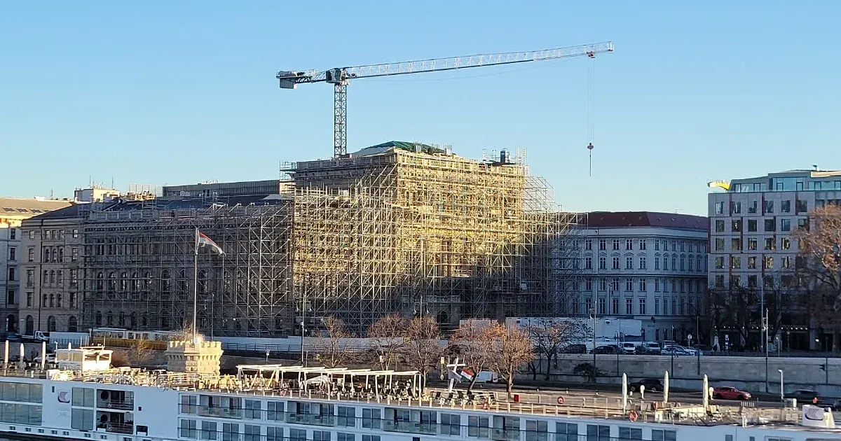 Az MTA csúcsánál található Budapest leglenyűgözőbb panorámájú bázisa.