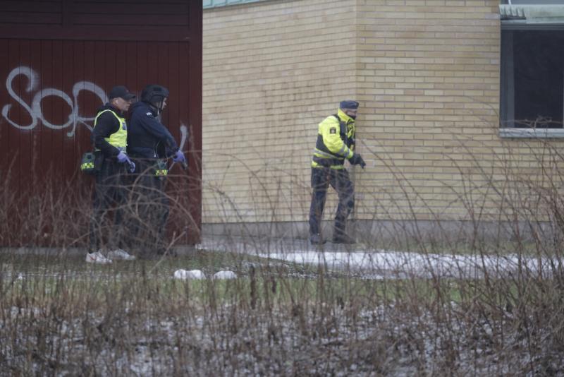 Sajnos egy svéd iskolában történt lövöldözés. Az esemény sokkolta a helyi közösséget és világszerte aggodalmat keltett. A hatóságok azonnal reagáltak, hogy biztosítsák a területet, és megkezdték a nyomozást. Az ilyen tragikus események rávilágítanak a fia