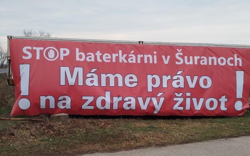 Nagysurányi akkugyár: az esperes gyűlöletkeltés helyett imádságra hív, miközben a főút mentén tiltakozó táblák sorakoznak.