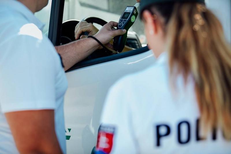 Egy nő Párkányban, két ezreléknyi alkohollal a vérében, száguldott az utcákon.