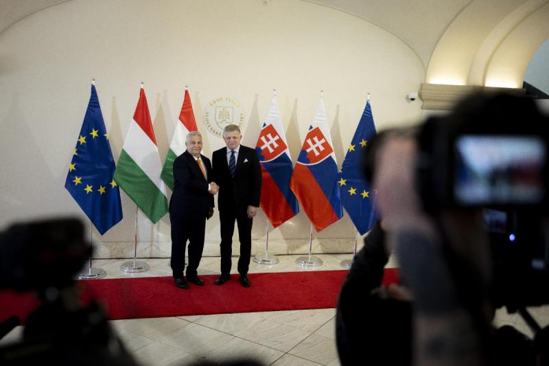 Orbán Viktor: Számos közös érdek fűz minket Szlovákiához + videó

Orbán Viktor nyilatkozata szerint Magyarország és Szlovákiának rengeteg közös érdeke van, amelyeket érdemes kihasználni a jövőbeni együttműködés során. A kormányfő hangsúlyozta a két ország