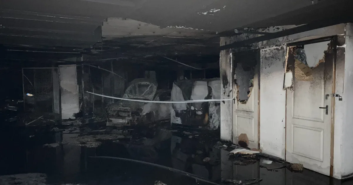 A rendőrség nyomozást indított, miután egy női holttestet fedeztek fel a lángok martalékává vált újbudai mélygarázsban.