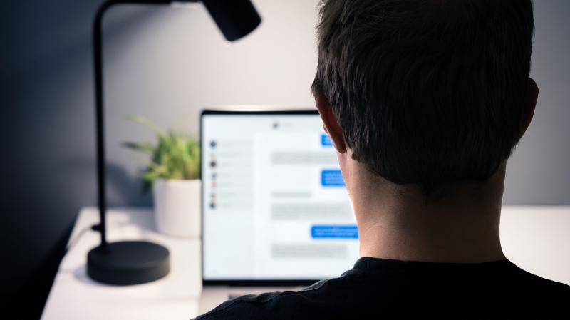 A Hajdúságban lebukott egy női kamuprofil mögé bújó zsaroló, aki fiatal férfiakat csábított el az interneten.