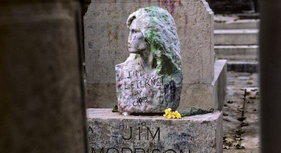 Teljesen váratlanul bukkant fel Jim Morrison mellszobra, amelyet több mint 40 évvel ezelőtt tulajdonítottak el a sírhelyéről.