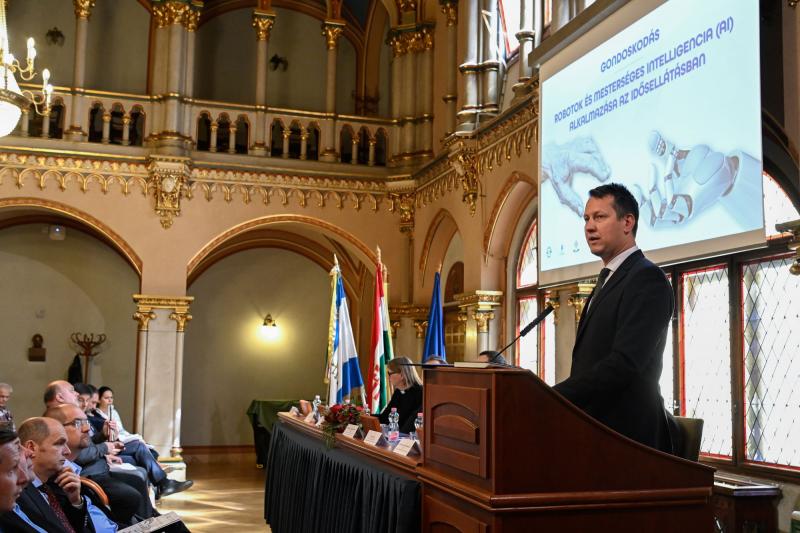 Fülöp Attila gondolatai szerint az emberi méltóság valódi megjelenése és átadása csakis személyes kapcsolatokon keresztül lehetséges. Az emberi jelenlét, a közvetlen interakciók és az empátia elengedhetetlenek ahhoz, hogy a méltóság értéke valóban átélhet