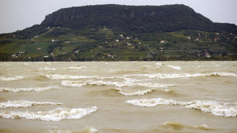 A vihar hevesen megbolygatta a Balaton vizét - nézd meg a videót!