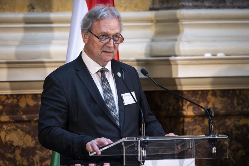 Az MTA vezetése aktívan reagált a helyzetre, és egy közleményben kifejezték, hogy nyitottak a négy kutatóintézet átvételére, amelyeket a kormány az ELTE-re kíván telepíteni.