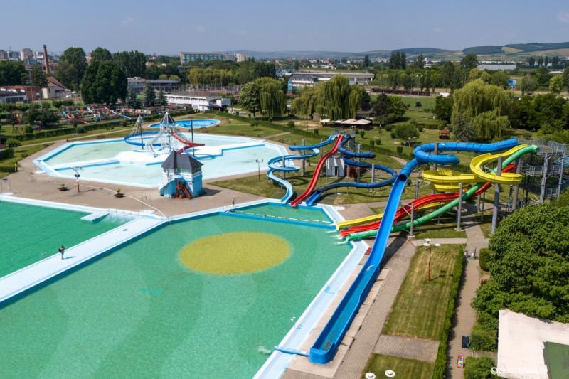 Készen állsz a strand élményekre? A Víkendtelep megnyitotta kapuit, és a csúszdák már várják a kalandra vágyókat! Ne hagyd ki ezt a lehetőséget, hogy felfrissülj a vízparton!