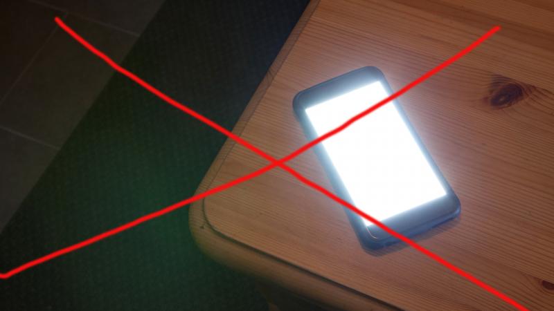 Ezért ne helyezd a mobiltelefonodat képernyővel felfelé az asztalra!