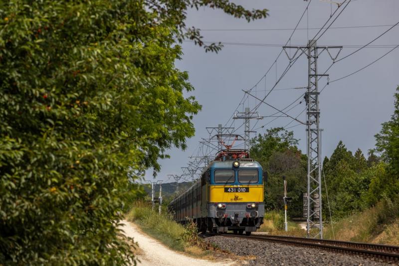 A győri fővonalon teljes káosz alakult ki a vasúti közlekedésben, miután egy biztosítóberendezés meghibásodott.
