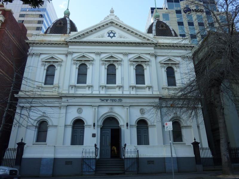 Melbourne-ben, Ausztráliában, vandalizmus áldozatául esett egy zsinagóga és egy izraeliek által üzemeltetett étterem. Az eset mély megdöbbenést keltett a közösségben, hiszen a helyszínek nemcsak vallási és kulturális jelentőséggel bírnak, hanem a helyi zs