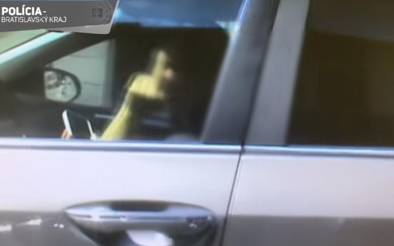 Rendőri intézkedés alá került egy nő, aki vezetés közben a telefonját használta – a történetet egy videó is dokumentálta.