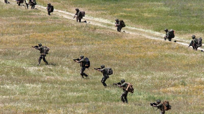 A Kenyában szolgáló brit katonák közül többen, a szigorú szabályok ellenére, mégis belemennek a szexuális szolgáltatásokért való fizetésbe.