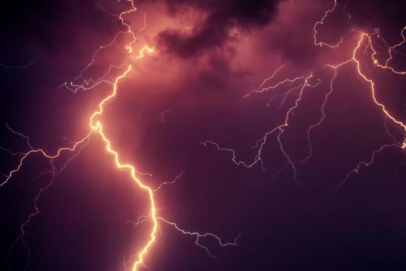 A meteorológusok figyelmeztetést adtak ki a Besztercebányai és Kassai kerületekben várható viharok miatt. Érdemes fokozott óvatossággal közlekedni és figyelemmel kísérni az időjárási jelentéseket.