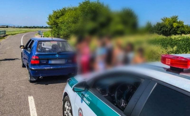 Ilyet még a rendőrök sem tapasztaltak: tizennyolcan zsúfolódtak össze egy Skoda Feliciában!