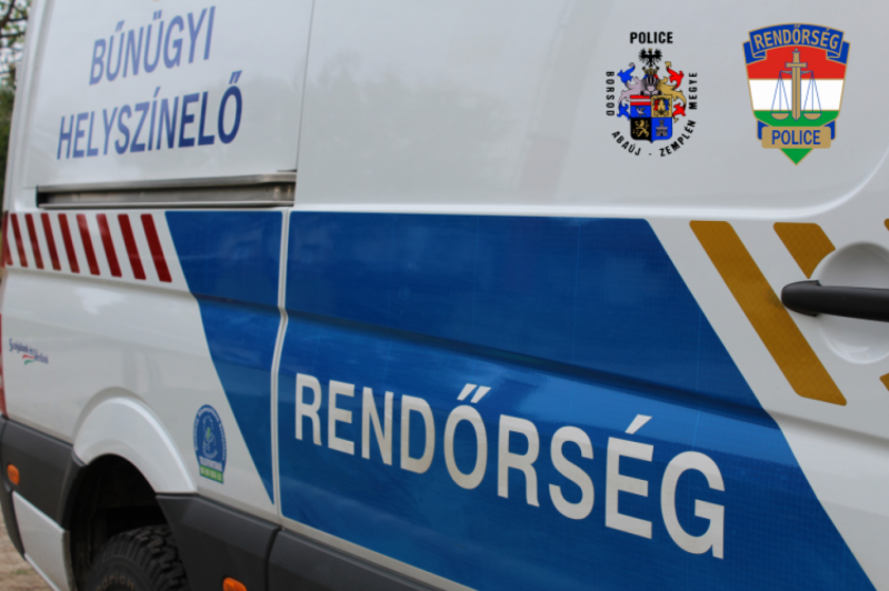 Budapesten egy fiatalokból álló csoport támadt meg egy színes bőrű férfit, ami miatt hét gyanúsítottat őrizetbe vettek a hatóságok.