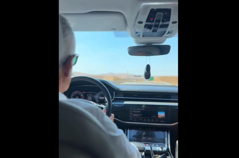 A török közlekedési miniszter nemrégiben megosztott egy videót, amelyben 225 km/órás sebességgel halad. A figyelemfelkeltő felvétel következményeként azonban bírságot is kapott.