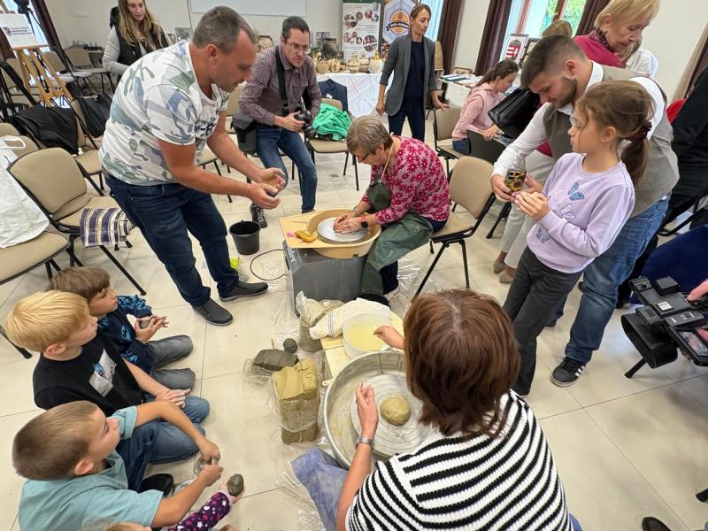 Hagyományok Napja Rimaszombatban: A Fazekasság Ünnepe

Rimaszombat városában egy különleges esemény keretében ünnepeljük a hagyományokat, ahol a fazekasság művészete kerül középpontba. Ez a nap nem csupán a régi mesterség bemutatásáról szól, hanem a helyi