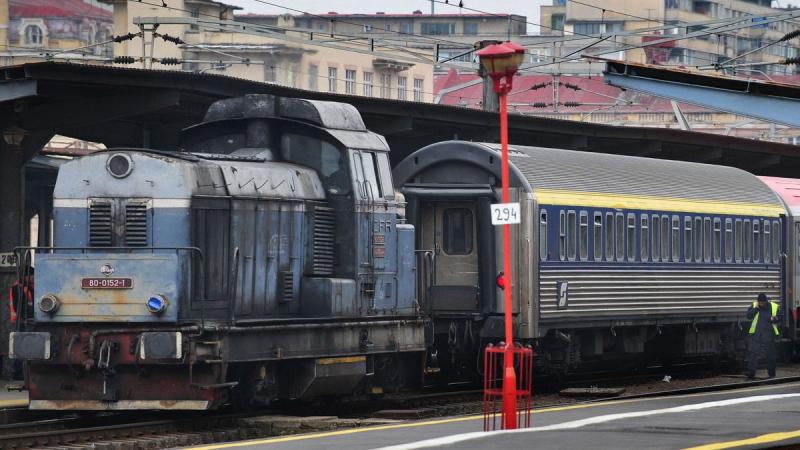 Románia különös világában a helyi vasút mindenki számára közös élmény. Itt minden utas egy nagy család tagja, ahol a kölcsönös segítség és a barátságos beszélgetések természetesek. Az emberek összefonódnak, és a vonatokról szóló történetek szőtték a közös