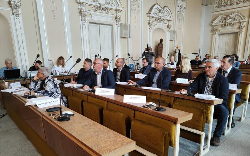 Rimaszombatban heves viták robbantak ki, amelyek következtében a képviselők ülése kénytelen volt félbeszakadni.