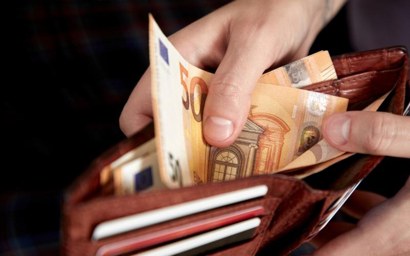 Egy nyugdíjas tragikus módon 13 ezer eurót vesztett el a Vágsellyei járásban, miután csalók manipulálták őt.