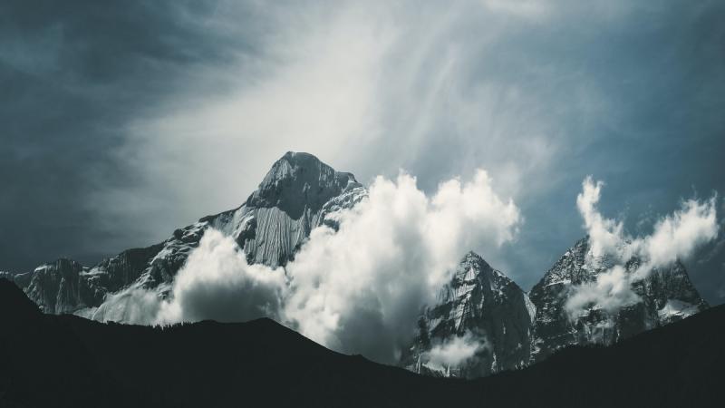 Rendkívüli események zajlanak a Himalája hegyei között, ahol egy magyar hegymászó súlyos állapotba került. Az eset hatalmas figyelmet keltett, és jelentős fordulatokat hozott a mentési akciókban.