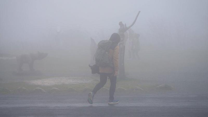 A hét kezdetén négy vármegyében záporokkal számolhatunk, így érdemes lesz óvatosan közlekedni a hajnalban. Az időjárás-előrejelzés szerint a csapadék miatt csúszósak lehetnek az utak, ezért célszerű figyelmesen vezetni.